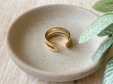 Load image into Gallery viewer, Golden Rope Ring
